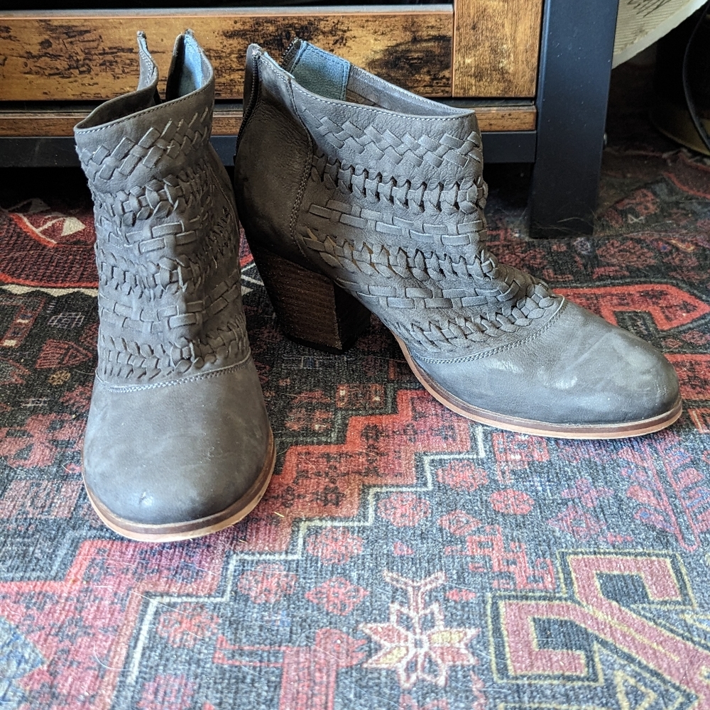 Shoes - Picture 3 of 4